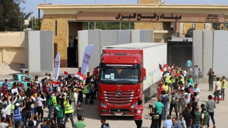 Un Nouveau Convoi De Camions Daide Humanitaire Entre Dans La Bande